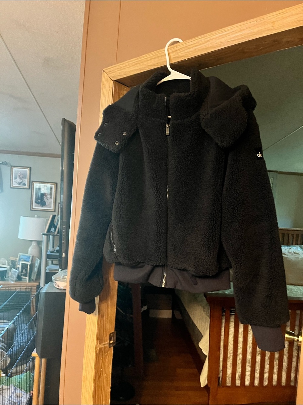 Women’s Alo Yoga Cozy Black Sherpa Jacket - Lightweight Warmth